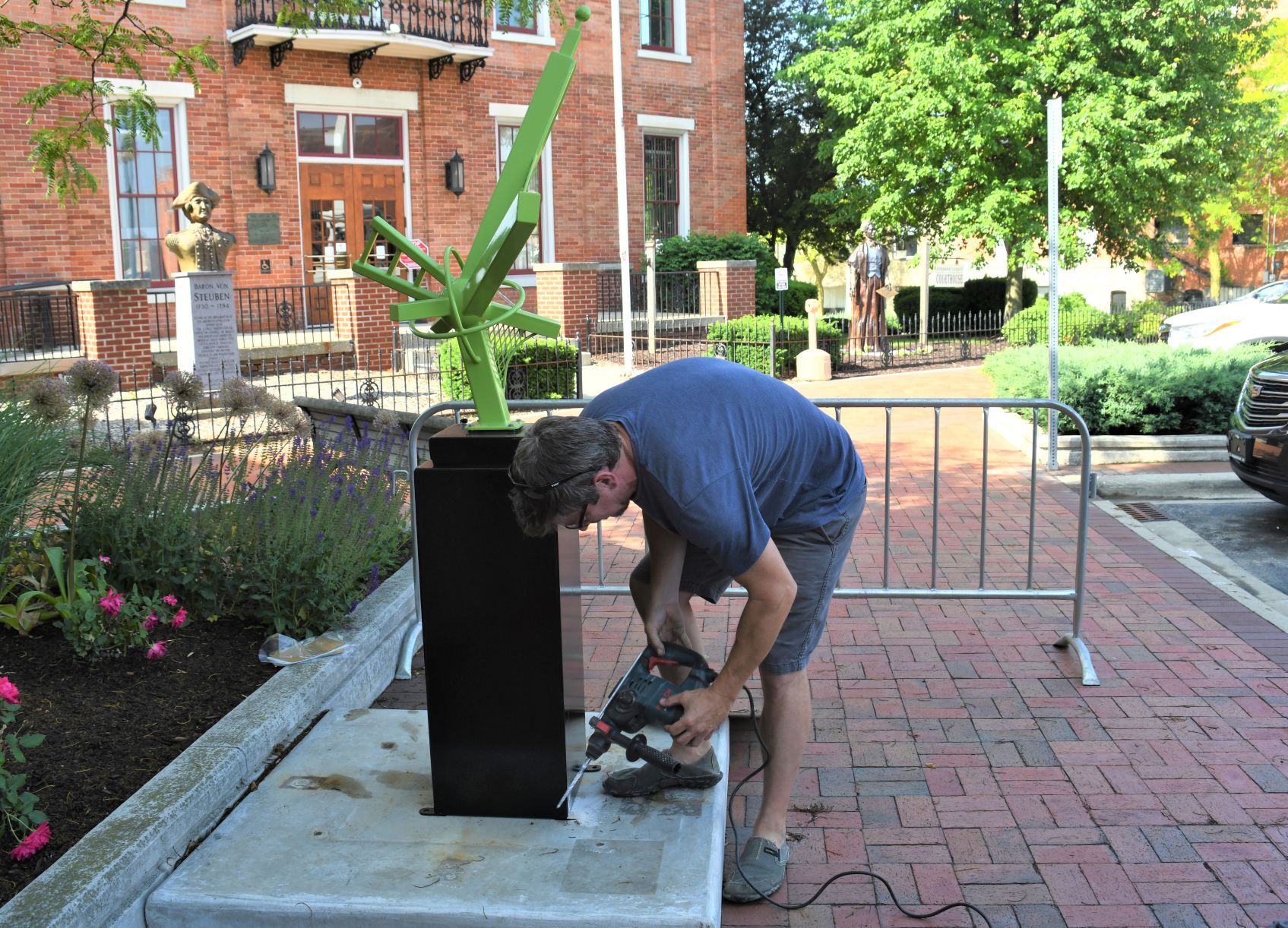 Nathan Pierce installs his sculpture in Angola